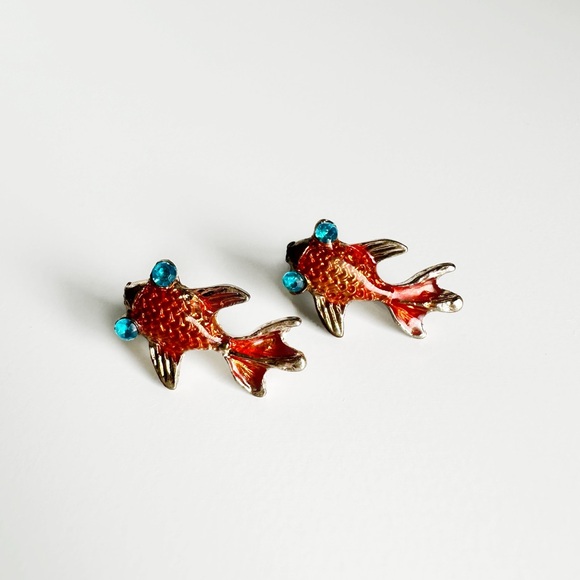 Adorable gold fish stud earrings - Picture 5 of 6